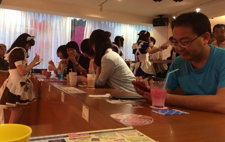 日本女仆咖啡店，還分“黑心店”和“正經(jīng)店”，不同價(jià)位不同服務(wù)