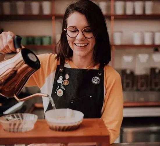 女生學(xué)咖啡多久能學(xué)會(huì)？女生適合做咖啡師嗎？