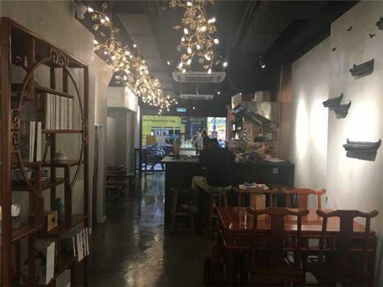 為了節(jié)省開支，咖啡廳的家具和燈具是兩位年輕創(chuàng)業(yè)者從淘寶上淘來的。