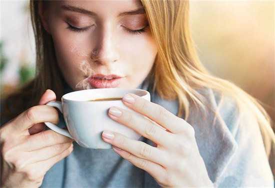 你適合喝咖啡嗎？中醫(yī)教你看舌頭，有2種情形快戒掉！