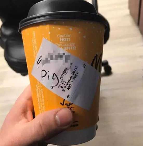 美國(guó)警察買(mǎi)咖啡時(shí)被羞辱，杯子上寫(xiě)著幾個(gè)大字：該死的豬