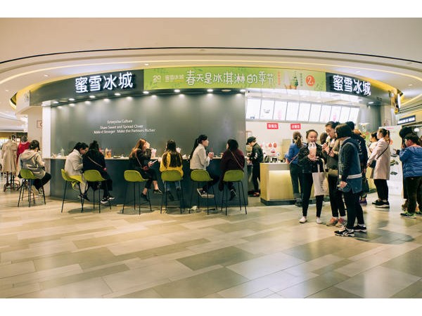 蜜雪冰城加盟費多少？ 萬經(jīng)營時尚潮流奶茶店