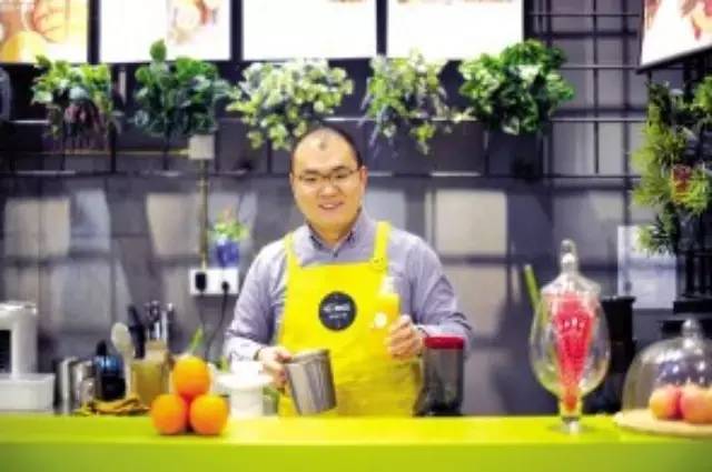 “互聯(lián)網(wǎng)+”飲品年入百萬卻為何轉(zhuǎn)向?qū)嶓w店？