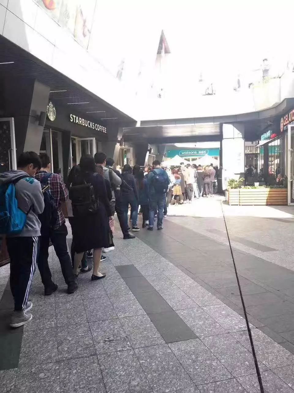 喪茶實體店開業(yè)，有爆料稱雇人排隊 元一天？