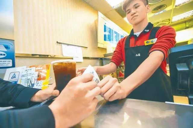 飲品店?duì)I業(yè)收入與賬目不符 是因?yàn)榈陠T做假賬嗎？