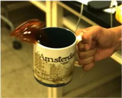 怎么拿咖啡杯不容易灑？科學家表示發(fā)現(xiàn)了最有效的辦法
