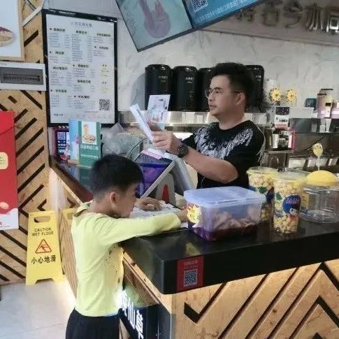 試卷換奶茶 這家奶茶店真會玩