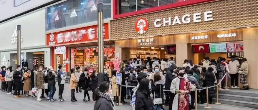 曝光 億+ 門店排隊潮 霸王茶姬與辣目洋子合作首秀 為何火了？