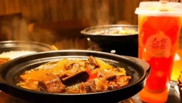 蓋澆飯、面條現身多個茶飲連鎖品牌  飲+餐“群魔亂舞”？