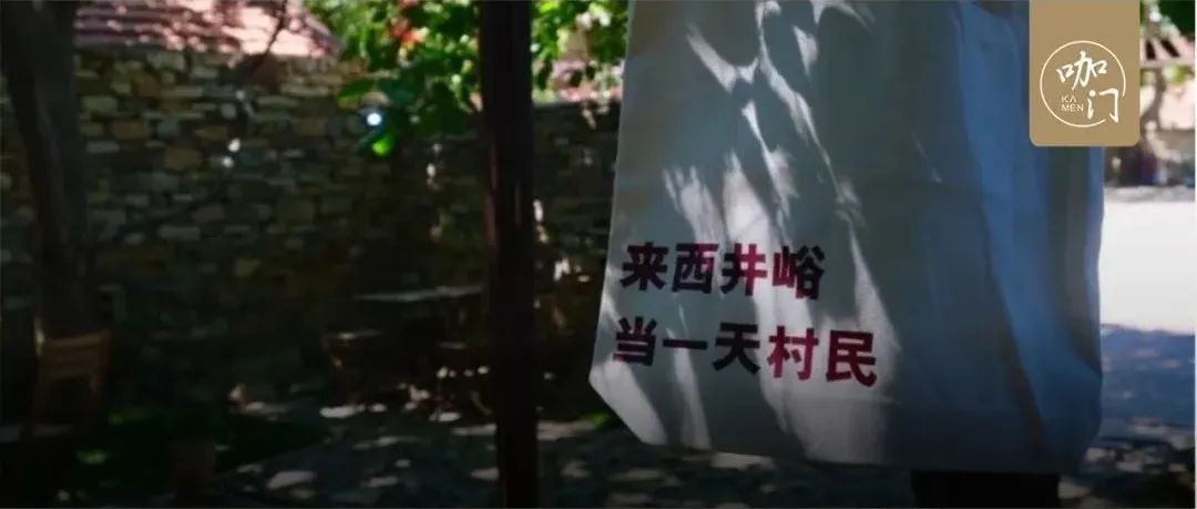 開在村里的咖啡館：對(duì)面就是田野，顧客卻要排隊(duì)