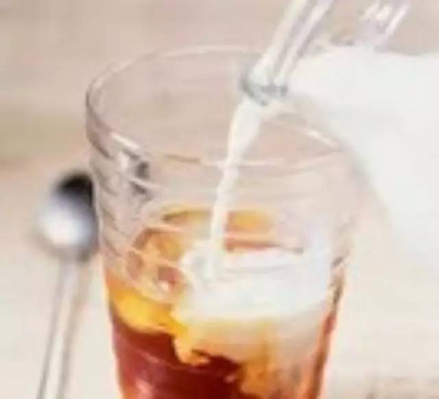 奶茶：先倒牛奶還是先倒紅茶？