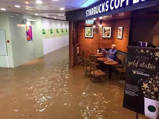 受臺風影響水漫星巴克，然后它就做了這個網(wǎng)絡營銷！