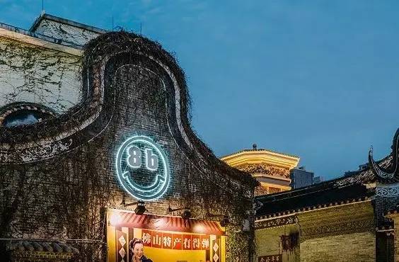 這家韓國甜品店把店開在古建筑里，幾個意思？