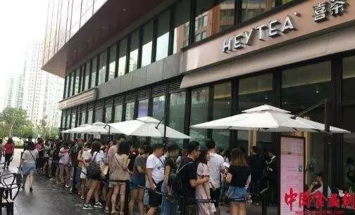 為了一口網(wǎng)紅奶茶，雷雨天他們排了 個(gè)小時(shí)，星巴克“慘”成背景