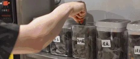 顧客為何要買(mǎi)你的奶茶？有“三只手”控制著他們