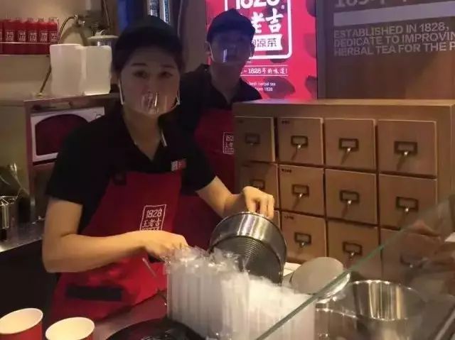 王老吉開“很紅”的實(shí)體店“涼茶鋪?zhàn)印?，賣“現(xiàn)泡涼茶”