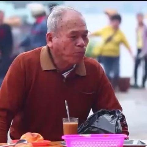 海南農(nóng)村村民喝咖啡成癮，早飯?jiān)诖笈艡n油條配咖啡！