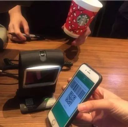 左手微信支付右手抓小精靈 星巴克終于要接地氣了