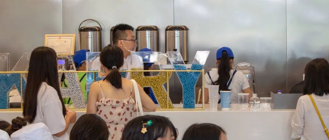 五線(xiàn)小城奶茶店 一杯茶一包煙一把椅子坐一天