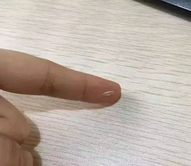 這家奶茶店攤上事兒了，顧客喝出了玻璃渣！