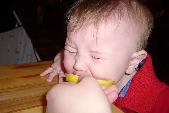 一群外國小朋友嘗試珍珠奶茶 咬下珍珠那一刻……