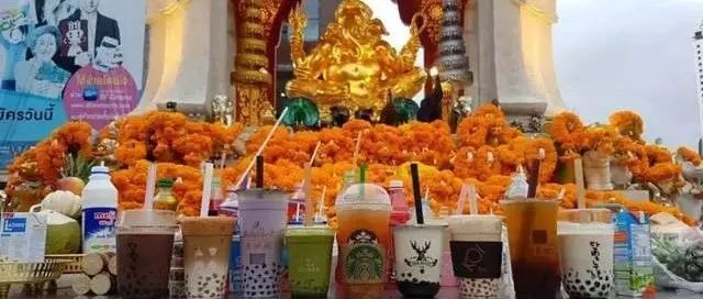 星巴克、鹿角巷成寺廟供品  小伙伴們驚呆了