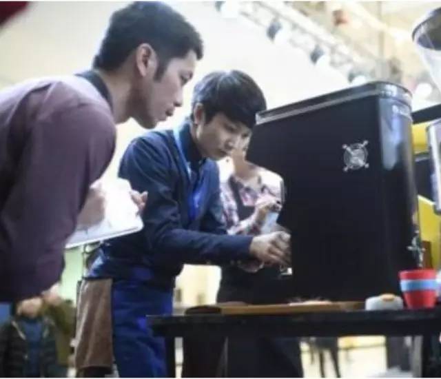 李克強(qiáng)：咖啡師都要職業(yè)認(rèn)證，管得過(guò)細(xì)了