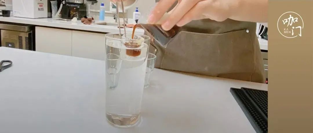 瀑布冰美式刷屏！咖啡越“離譜”越走紅，這是好事嗎？