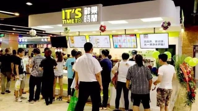如何成為飲品巨頭？“鮮果時(shí)間”年開店  家的三次升維