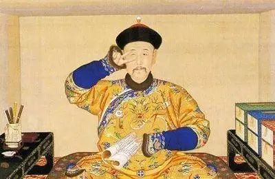 乾隆：瞅你們排隊買的啥破奶茶，比咱們宮里的可差得遠(yuǎn)了
