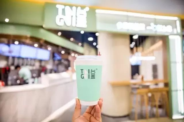 新茶飲的“副牌運(yùn)動”：奈雪の茶、快樂檸檬為啥紛紛做副牌？