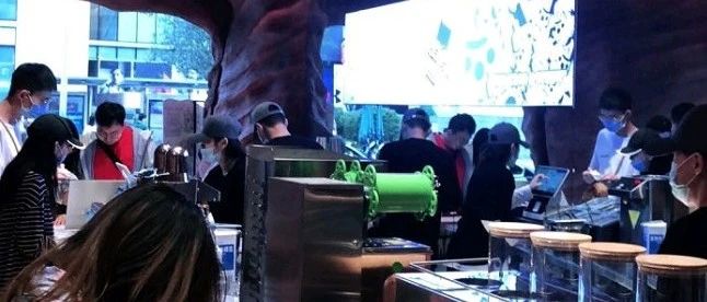排隊(duì)小時(shí)買奶茶的人 真是“人傻錢多”？