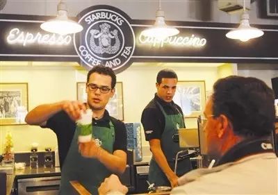 星巴克推薦升杯惹反感  快飲業(yè)是這樣做的