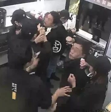 疑似古茗店被砸？原因生意太好