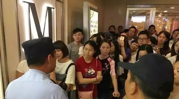 排隊 小時、黃牛加價、警方出動……Lady M開業(yè)全上海的黃牛大概都來了