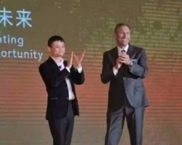 星巴克創(chuàng)始人成都講述成功秘籍 馬云來“站臺(tái)”