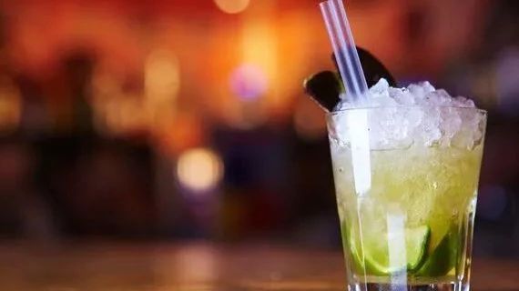 茶飲新配方、制冰機、吧臺、封口機、紙杯、凈水器…… 你想要的這里都有