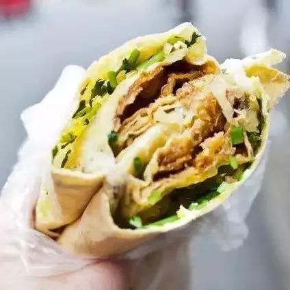 煎餅攤大媽：我月入 萬，會(huì)少你一個(gè)雞蛋？坐在寫字樓吹著冷氣的你憑什么不服氣！