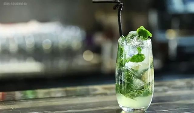 環(huán)衛(wèi)工欲購最便宜冰飲 店員謊稱半價售其最大杯