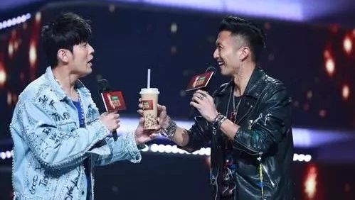周杰倫喜提人民日報，因為一杯奶茶？