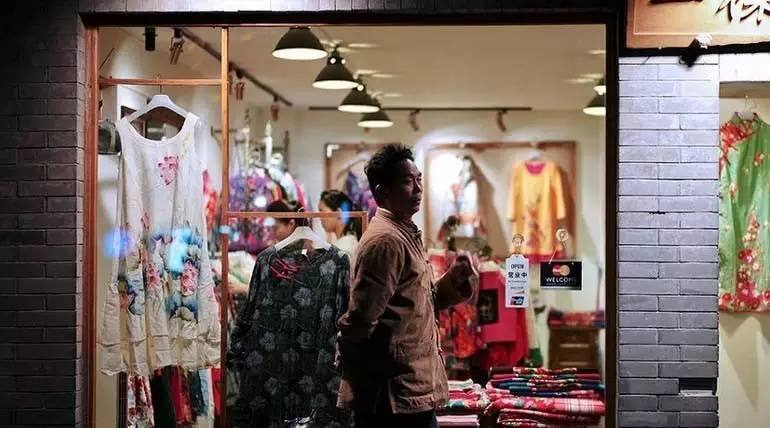 如何吸引從店門(mén)口路過(guò)的顧客進(jìn)店消費(fèi)？