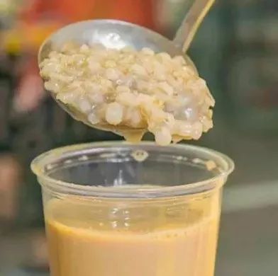 你永遠(yuǎn)不知道奶茶里加了什么料？有人加了鮑魚