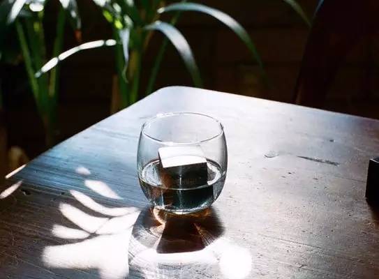 夏天就用這塊石頭冰飲料了！