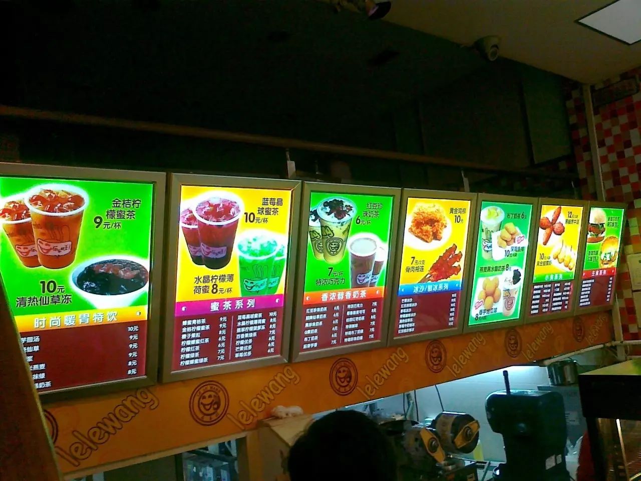 燈箱片上點單率高的飲品多在中間 引導顧客消費的 個小套路