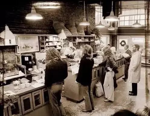 為什么星巴克點單時要橫向排隊？