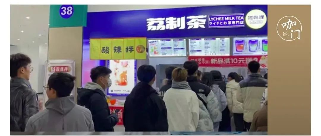 一條街 家店，家家排到馬路邊！下沉茶飲的 個(gè)新發(fā)現(xiàn)