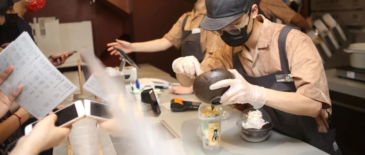 喜茶真敢玩！產(chǎn)品制作過程大公開 首家“手造店” 很不一樣