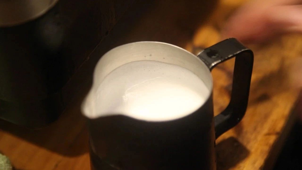 綿密細膩的奶泡是怎么打出來的呢？