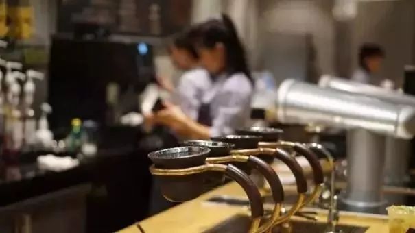 奶茶店這么“變態(tài)”了：顧客碰過的抹布，直接扔掉？
