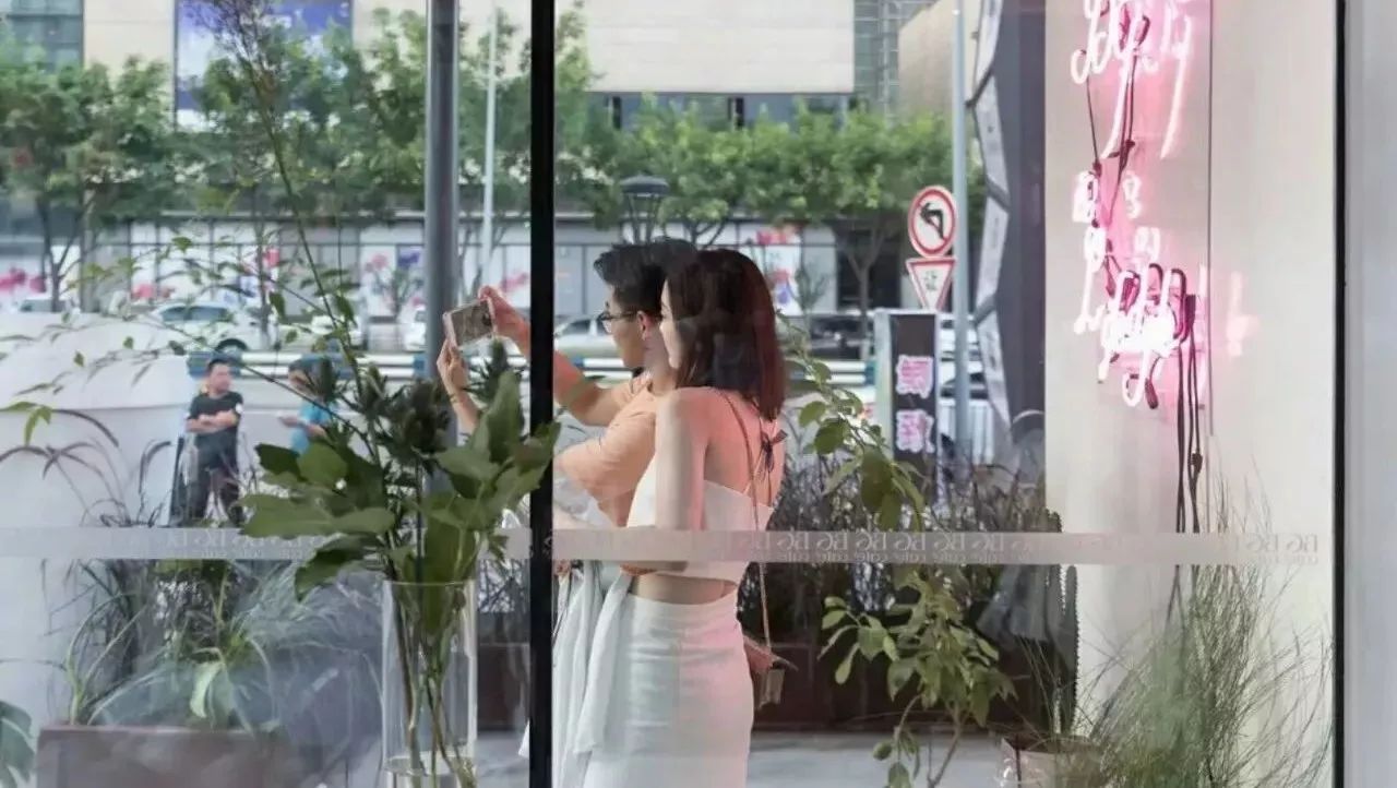 堪稱“美女聚集地”，這家咖啡館和我分享了打動(dòng)女性消費(fèi)者的秘密